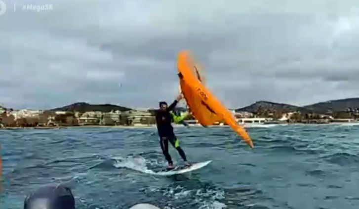 Wing foil στη Βάρκιζα στη μέση του χειμώνα