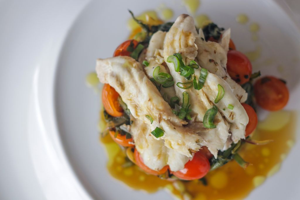 Γαλέος ατμού με ντοματίνια και άγρια χόρτα του βουνού