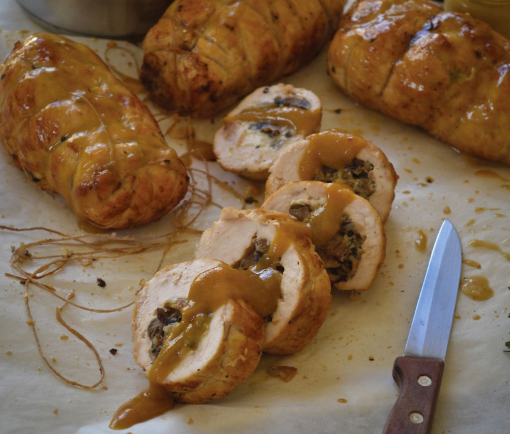 Ρολό κοτόπουλο γεμιστό με μανιτάρια και τυρί