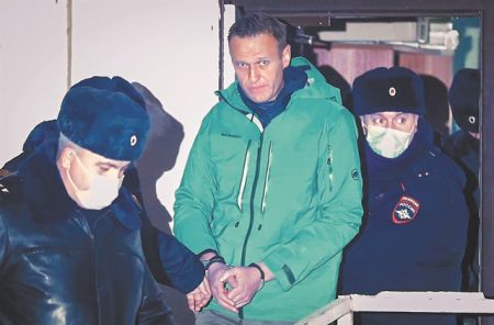 Γιατί επέστρεψε ο Ναβάλνι στο στόμα της… αρκούδας