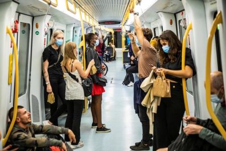 Κορωνοϊός : Γιατί δεν πρέπει να μιλάμε στο μετρό – Τι συμβαίνει με τη μετάδοση του ιού
