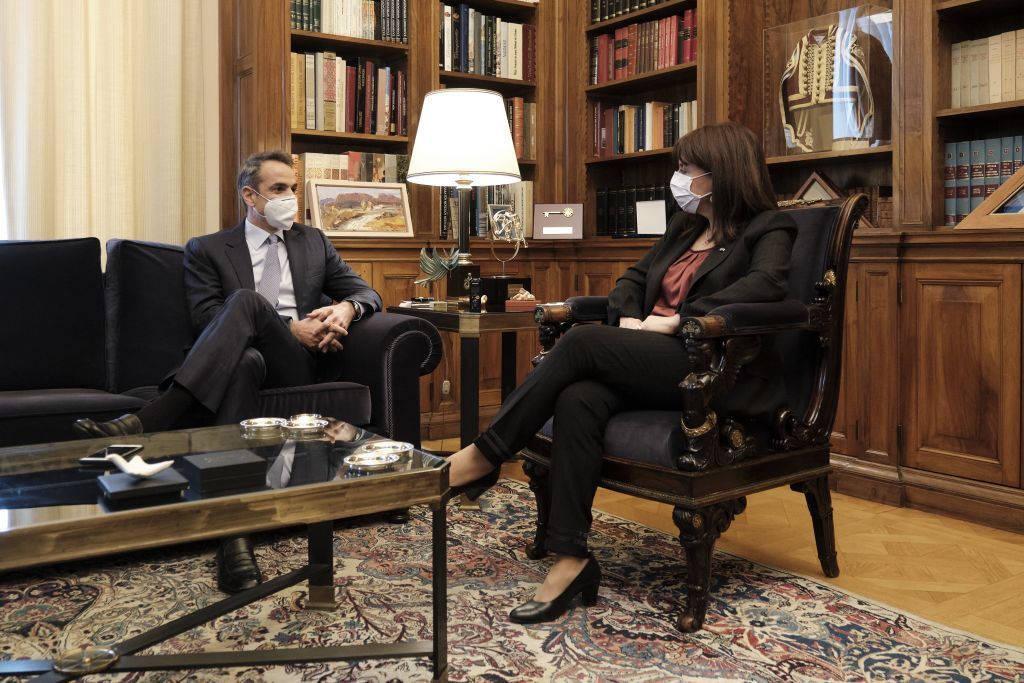 Μητσοτάκης σε Σακελλαροπούλου: Εχουμε ασκήσει μεγάλη πίεση στις εταιρείες να τιμήσουν τα συμβόλαια για τα εμβόλια