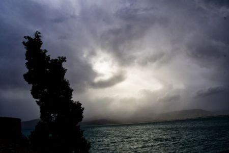 Καιρός : Βουτιά της θερμοκρασίας κατά 12 βαθμούς – Χιόνια και σε χαμηλό υψόμετρο