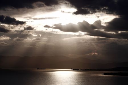 Ανεβαίνει ο υδράργυρος – Παραμένουν οι βροχές στα δυτικά