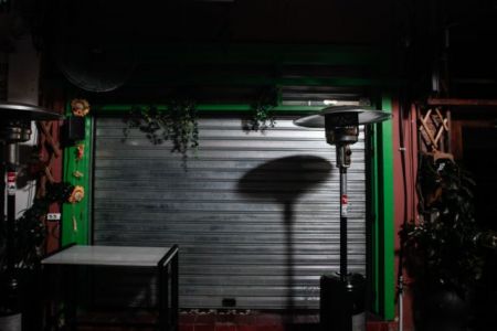 Lockdown: Αγωνία στο λιανεμπόριο, απόγνωση στην εστίαση