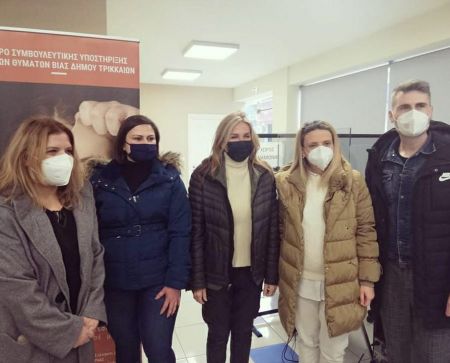 Μαρέβα Μητσοτάκη : Στο Συμβουλευτικό Κέντρο Τρικάλων, που βοηθά γυναίκες θύματα βίας