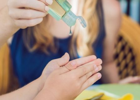 Αυξημένοι οι τραυματισμοί στα μάτια μικρών παιδιών λόγω της χρήσης αλκοολούχων απολυμαντικών