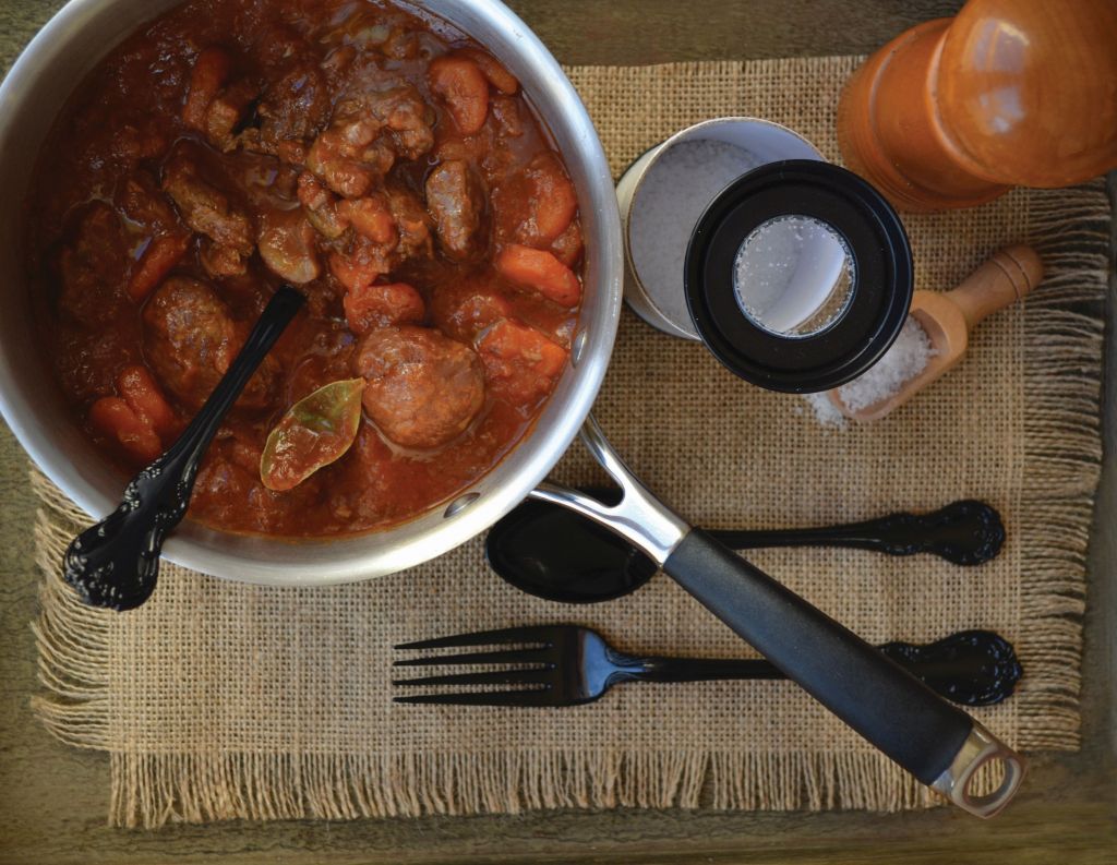 Μοσχαράκι ραγού με κάστανα και καρότα