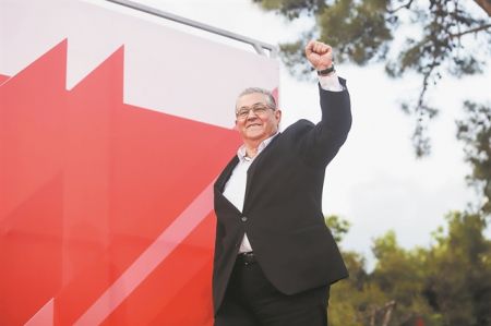 Ο «σύντροφος γραμματέας» που επιμένει… μοναχικά