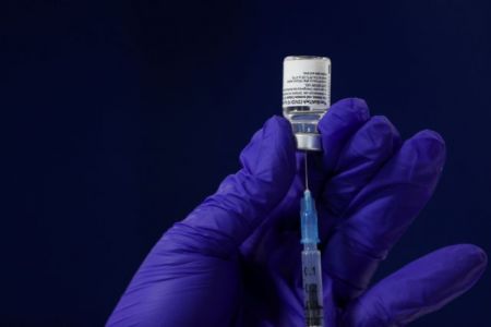 Εμβόλια : Επιπλέον 75 εκατ. δόσεις υπόσχεται σε ΕΕ η Pfizer ως το καλοκαίρι