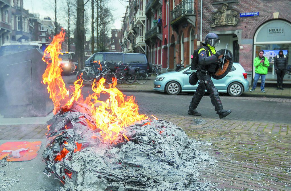 Κορωνοϊός : Ο ιός του νέου εξτρεμισμού και η «διεθνής των αρνητών»