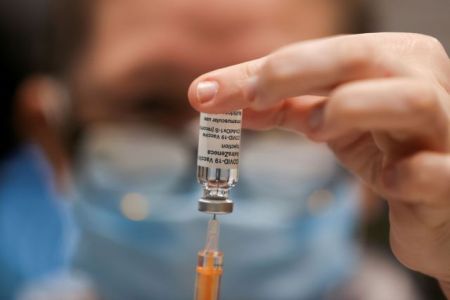 Γαλλία : Το εμβόλιο της AstraZeneca δεν συστήνεται για τους άνω των 65 ετών