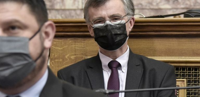 Γιατί φόρεσε διπλή μάσκα ο Σωτήρης Τσιόδρας; | tovima.gr