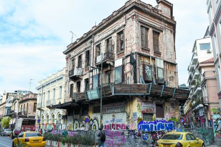 «Υιοθεσίες» fast track για τα εγκαταλελειμμένα κτίρια : Ολο το νομοσχέδιο του ΥΠΕΝ