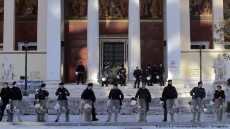 Γερμανικά ΜΜΕ για Ελλάδα : «Παντού αστυνομικοί, πουθενά γιατροί»