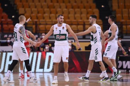 «Φάντασμα» ο Ολυμπιακός και ήττα από τον Παναθηναϊκό στο ΣΕΦ (77-88)