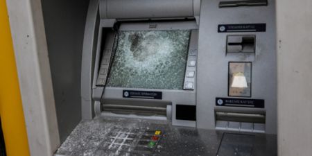 Καταδρομικές επιθέσεις τη νύχτα στην Αθήνα : Εσπαγαν  ΑΤΜ, τράπεζες, δημαρχείο και ΕΛΤΑ