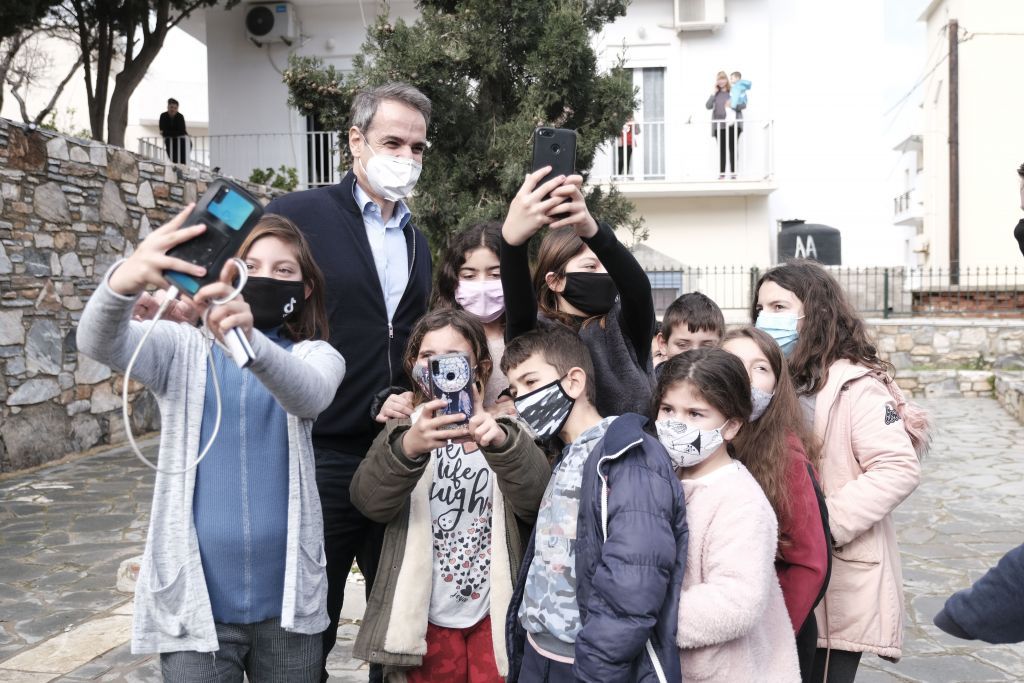 Με μαντινάδα υποδέχτηκαν τον Μητσοτάκη στη Θύμαινα