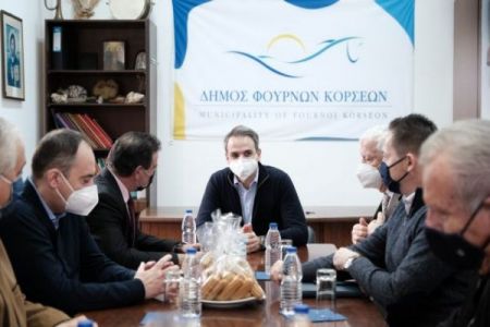 Μητσοτάκης από Φούρνους: Ικανοποίηση για την ανταπόκριση στον εμβολιασμό