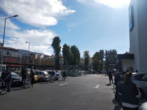 Lockdown : Ουρές στα σούπερ μάρκετ – Άδειοι οι εμπορικοί δρόμοι