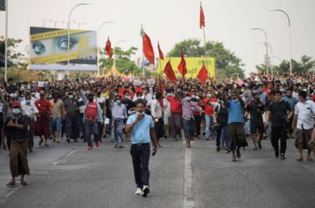 Μιανμάρ : Δεκάδες χιλιάδες άνθρωποι διαδηλώνουν κατά του πραξικοπήματος