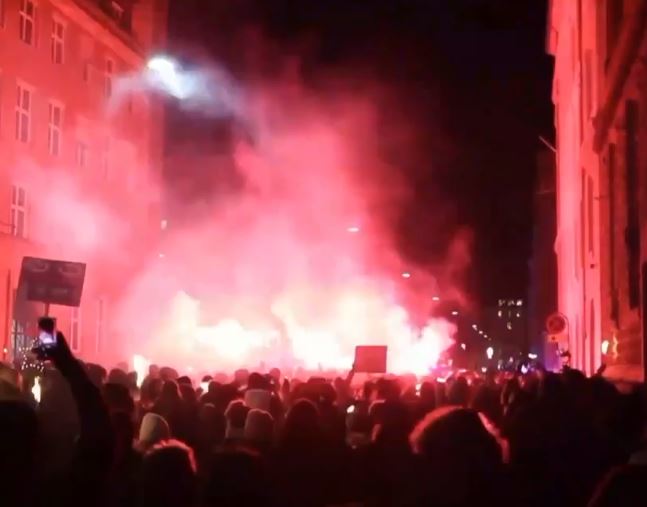 Επιμένουν στις διαδηλώσεις οι αρνητές του κορωνοϊού