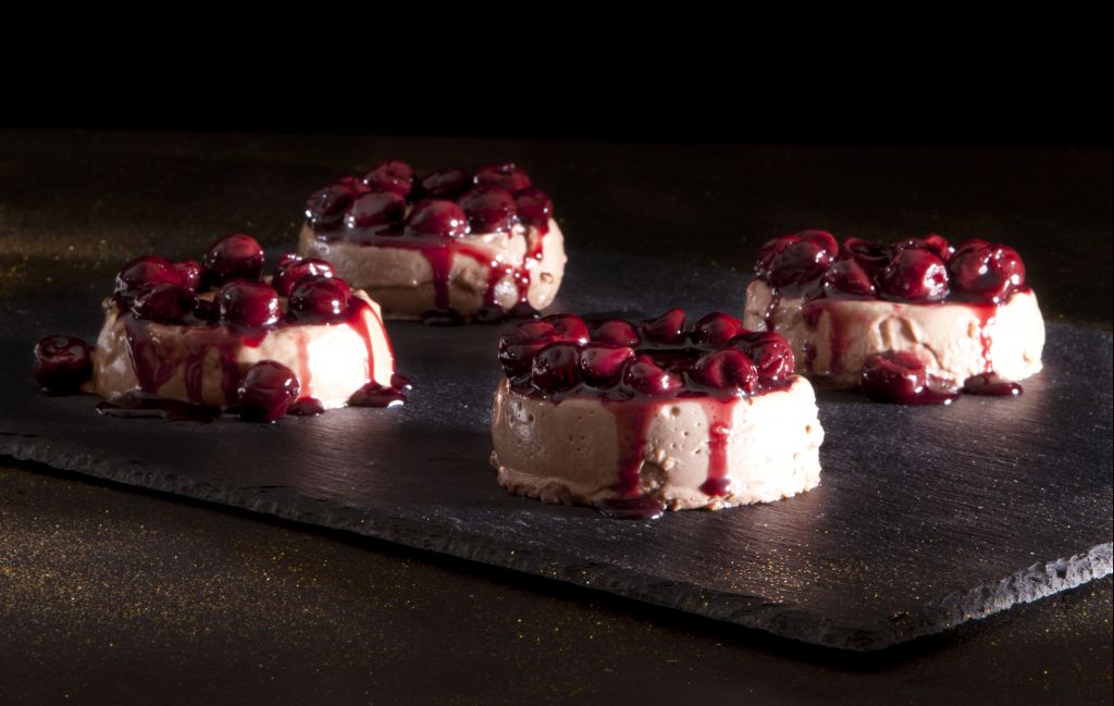 Πανακότα σοκολάτας με σάλτσα βύσσινου