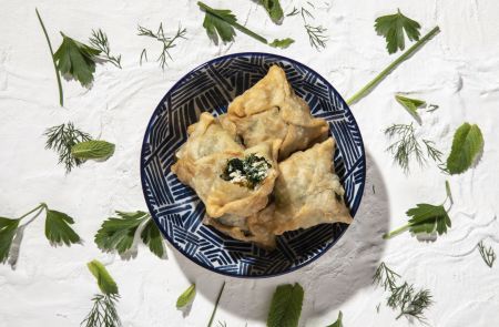 Πιτάκια με 16 ειδών αρωματικά, χορταρικά και ξινομυζήθρα