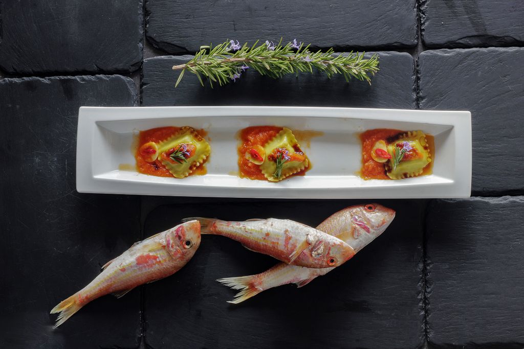 Ραβιόλι γεμιστό με μπαρμπούνι και σάλτσα σαβόρο