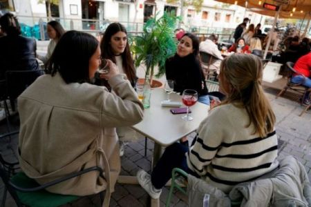 Κορωνοϊός : Τα πάντα ανοιχτά στη Μαδρίτη – Γάλλοι συρρέουν σε καφέ και μπαρ