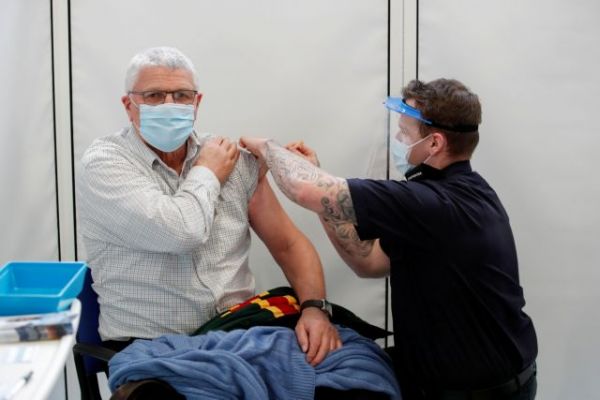 Κορωνοϊός : Η Βρετανία θα εμβολιάσει όλους τους μετανάστες ακόμη και αν έχουν εισέλθει παράτυπα
