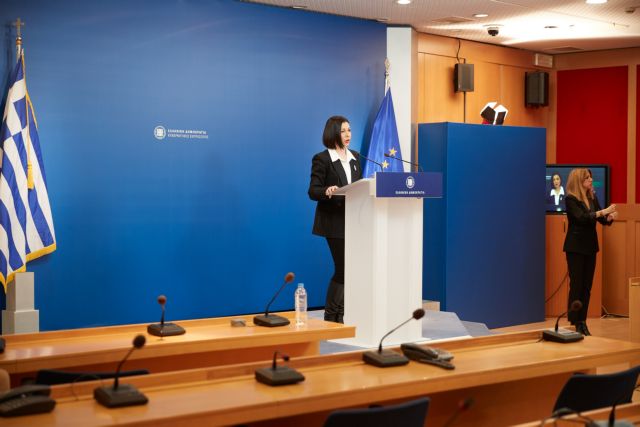 Σε εξέλιξη η ενημέρωση από την αναπληρώτρια κυβερνητική εκπρόσωπο Αριστοτελία Πελώνη