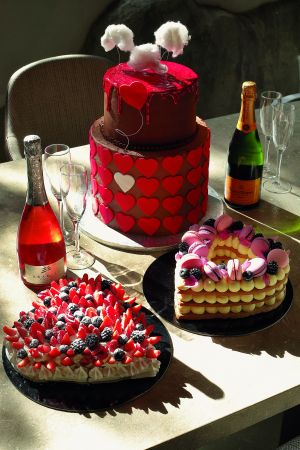 O Αγιος Βαλεντίνος λατρεύει τις «φλογερές» τούρτες