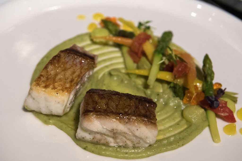 Φαγκρί με χειμερινά λαχανικά και πουρέ βασιλικού