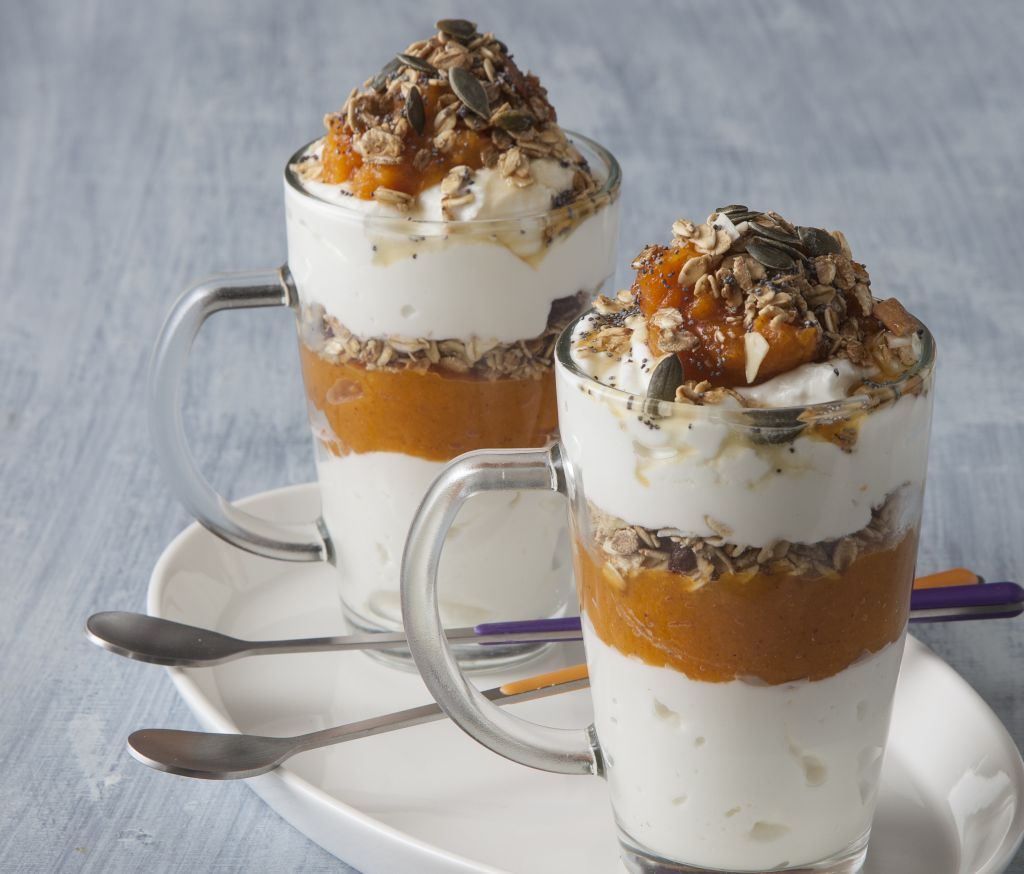 Γιαούρτι με πουρέ κολοκύθας και δημητριακά