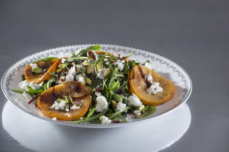 Σαλάτα με σταμναγκάθι, ψητούς λωτούς  και μανούρι