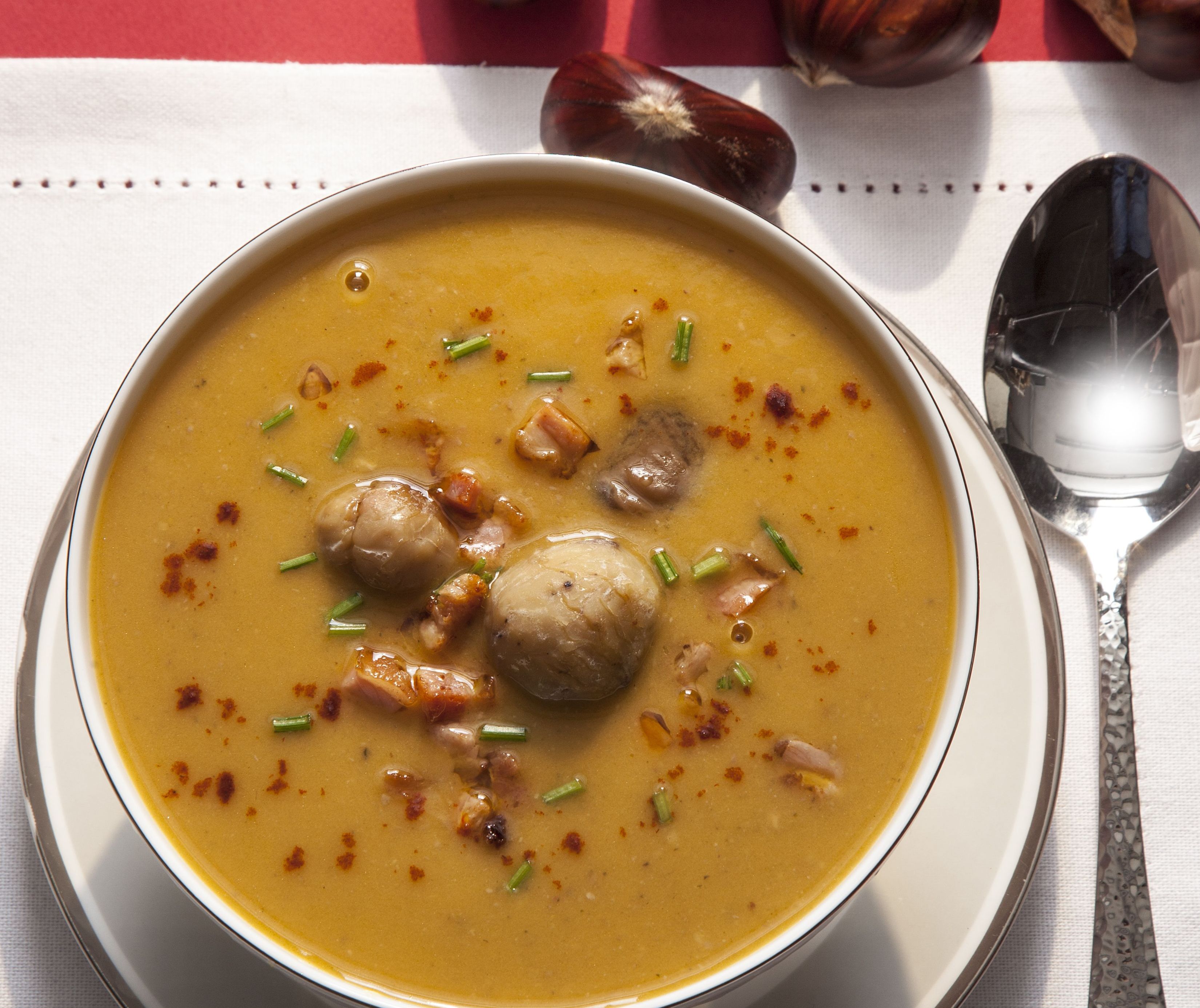 Σούπα γλυκοκολοκύθας με μπέικον και κάστανα