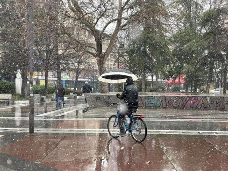 Λάρισα: Χιονίζει στην πόλη της Λάρισας – Απαγόρευση κυκλοφορίας για τα φορτηγά στην εθνική οδό Λάρισας – Κοζάνης