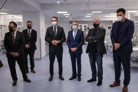 Επιθεώρηση Μητσοτάκη στο Mega Εμβολιαστικό Κέντρο στο Μαρούσι