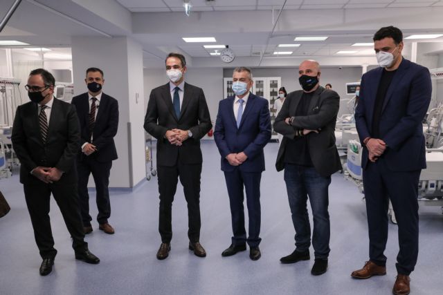 Επιθεώρηση Μητσοτάκη στο Mega Εμβολιαστικό Κέντρο στο Μαρούσι