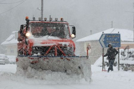 Μήδεια : Επιχείρηση απεγκλωβισμού πολιτών από τα χιόνια σε Καστοριά και Δράμα