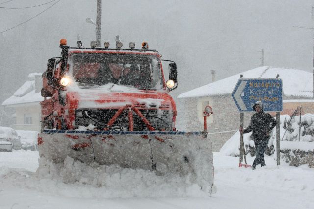 Μήδεια : Επιχείρηση απεγκλωβισμού πολιτών από τα χιόνια σε Καστοριά και Δράμα | tovima.gr