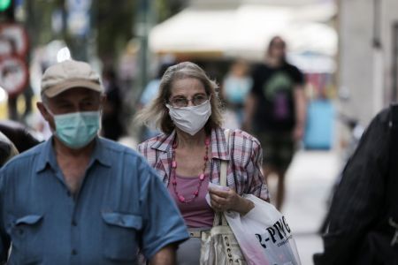 Κορωνοϊός : Αποτελεί η διπλή μάσκα ανάχωμα στην πανδημία; Σε εξέλιξη η συζήτηση για τη χρήση της