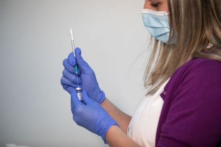 Προειδοποίηση σε κράτη της ΕΕ: Απατεώνες επιχειρούν να σας πουλήσουν εμβόλια