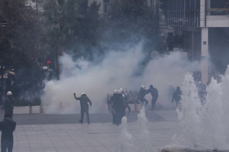 Ένταση στο Σύνταγμα με αρνητές του κορωνοϊού