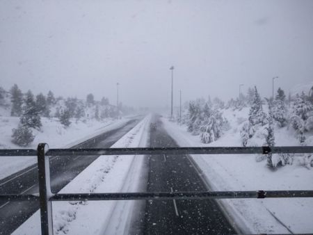 ΚΙΝΑΛ για κακοκαιρία : Σε ποια άλλη ευρωπαϊκή χώρα η κυβέρνηση κλείνει αιφνιδιαστικά τις εθνικές οδούς
