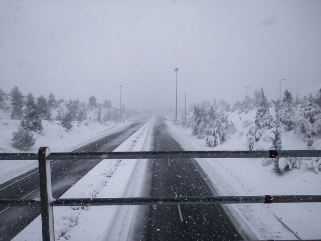 ΚΙΝΑΛ για κακοκαιρία : Σε ποια άλλη ευρωπαϊκή χώρα η κυβέρνηση κλείνει αιφνιδιαστικά τις εθνικές οδούς
