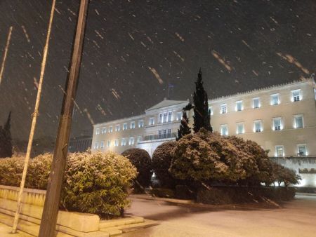 Κακοκαιρία «Μήδεια»: Στην κατάψυξη η χώρα – Χιόνια στην Αθήνα