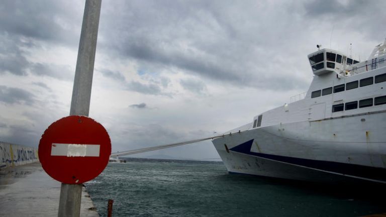 Απαγορευτικό απόπλου : Δεμένα τα πλοία σε Πειραιά, Ραφήνα και Λαύριο | tovima.gr