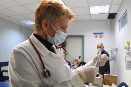 Κορωνοϊός : Ξεκινά σήμερα σε Αθήνα και Θεσσαλονίκη ο εμβολιασμός για τις ηλικίες 60-64 με το εμβόλιο της Astra Zeneca